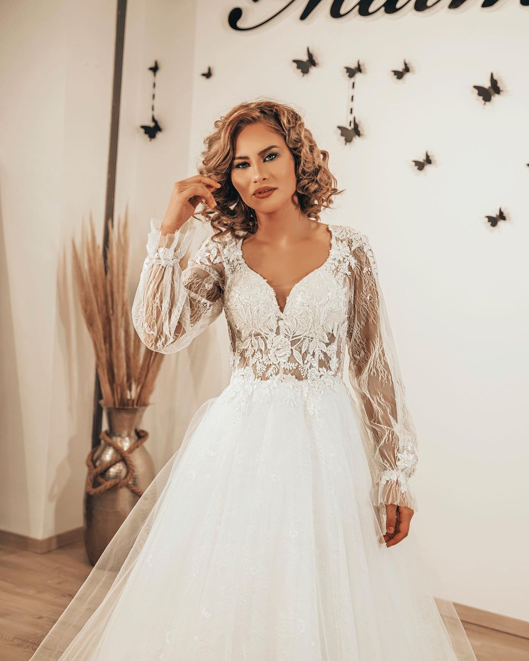 A-Line Sweetheart Long Sleeves Bridal Dress With Lace Appliques and Tulle