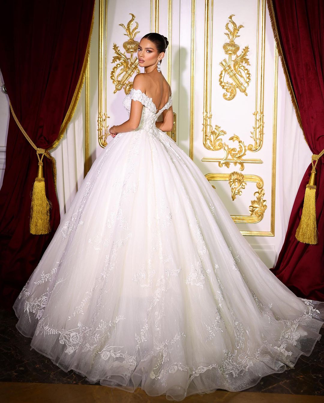 Elegant Long A-line Off-the-shoulder V-neck Appliqué Wedding Dress