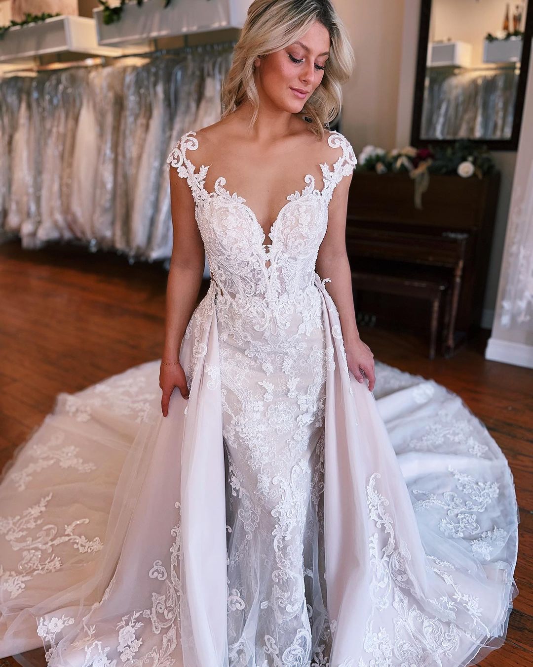 Beautiful Long Mermaid Wedding Dress With Lace Sleeveless And Detachable Train