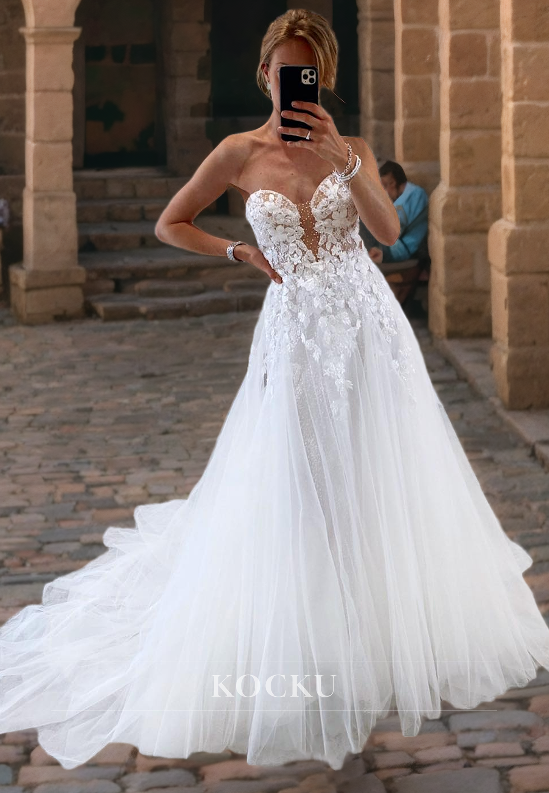 A-Line Sweetheart Wedding Dress Sleeveless Appliques Lace Bridal Dress with Train