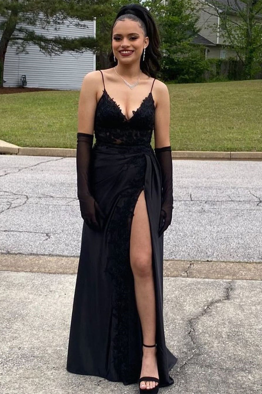 Amazing Long Black V-neck Spaghetti Straps Lace Sleeveless Prom Dresses Long Slit Online