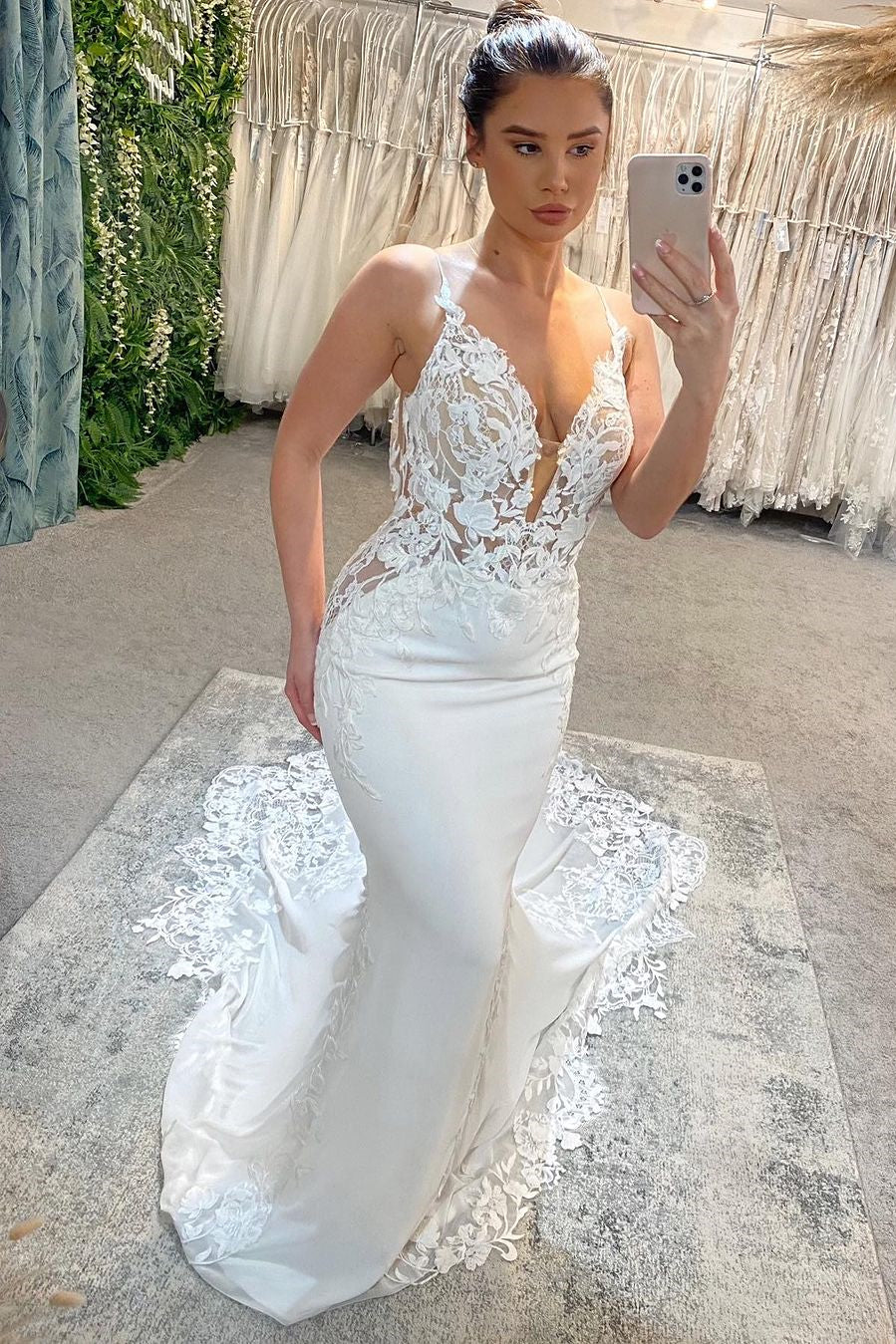 Amazing Long White V-neck Spaghetti Straps Mermaid Sleeveless Wedding Dress With Lace