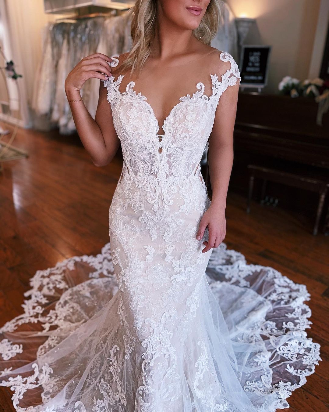 Beautiful Long Mermaid Wedding Dress With Lace Sleeveless And Detachable Train