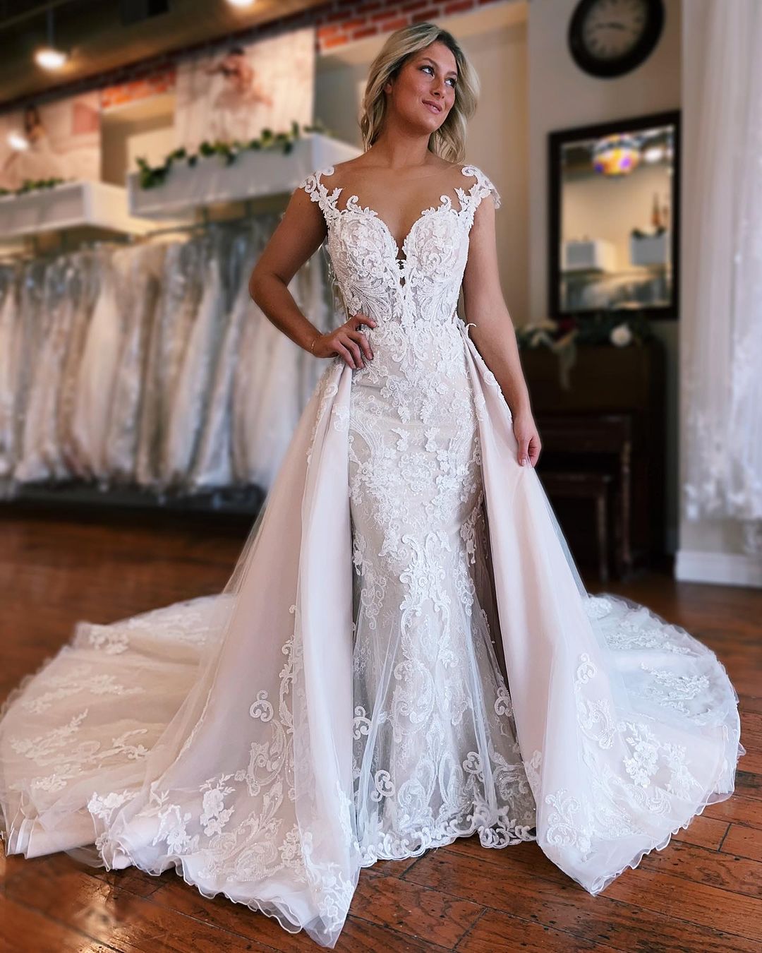 Beautiful Long Mermaid Wedding Dress With Lace Sleeveless And Detachable Train