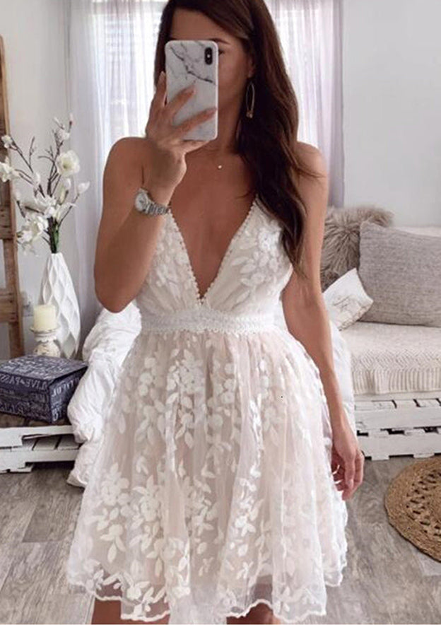 Elegant A-line V Neck Lace Sleeveless Homecoming Dress