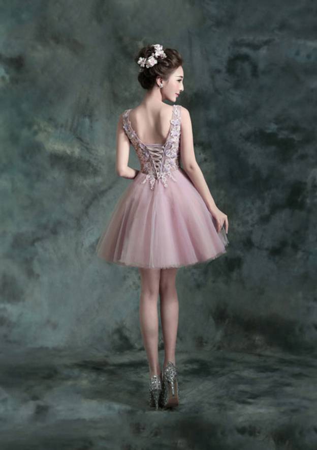 Elegant A-line/Princess V-Neck Sleeveless Mini Tulle Homecoming Dress With Appliqued Flowers