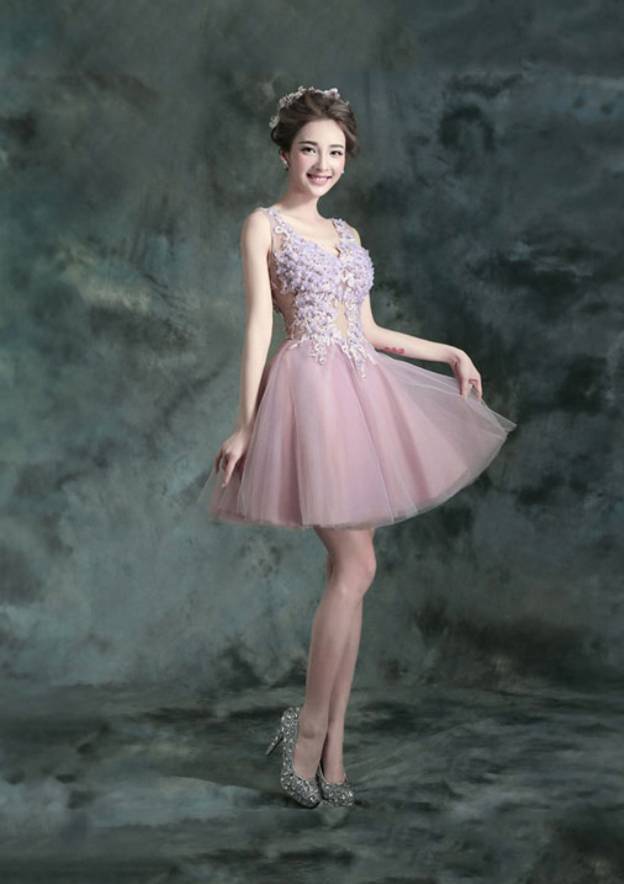 Elegant A-line/Princess V-Neck Sleeveless Mini Tulle Homecoming Dress With Appliqued Flowers