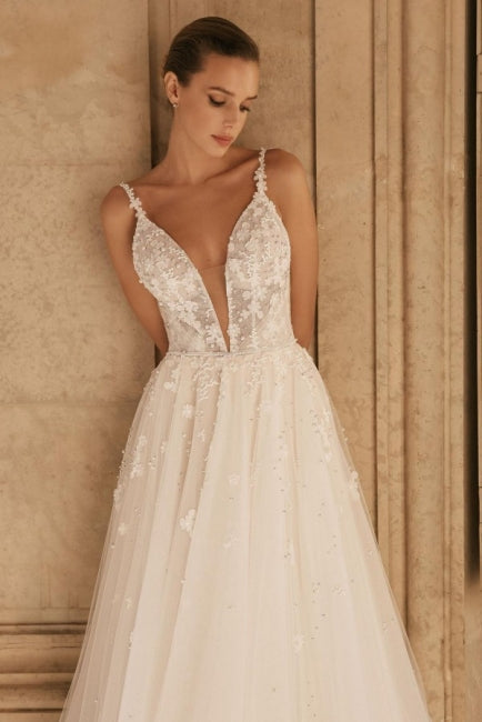 Elegant Spaghetti Straps Sleeveless A-Line Lace Wedding Gown with Refined Accents