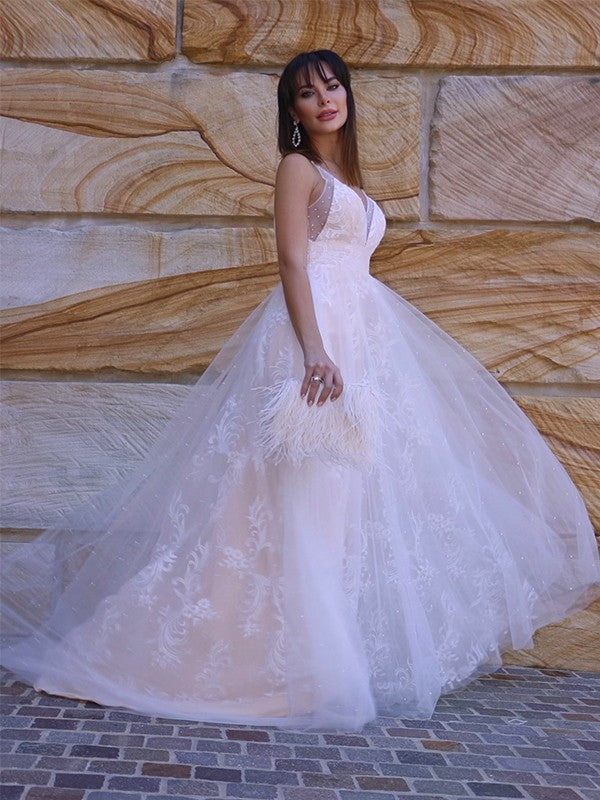 A-Line/Princess Lace Applique V-neck Sleeveless Sweep/Brush Train Wedding Dresses