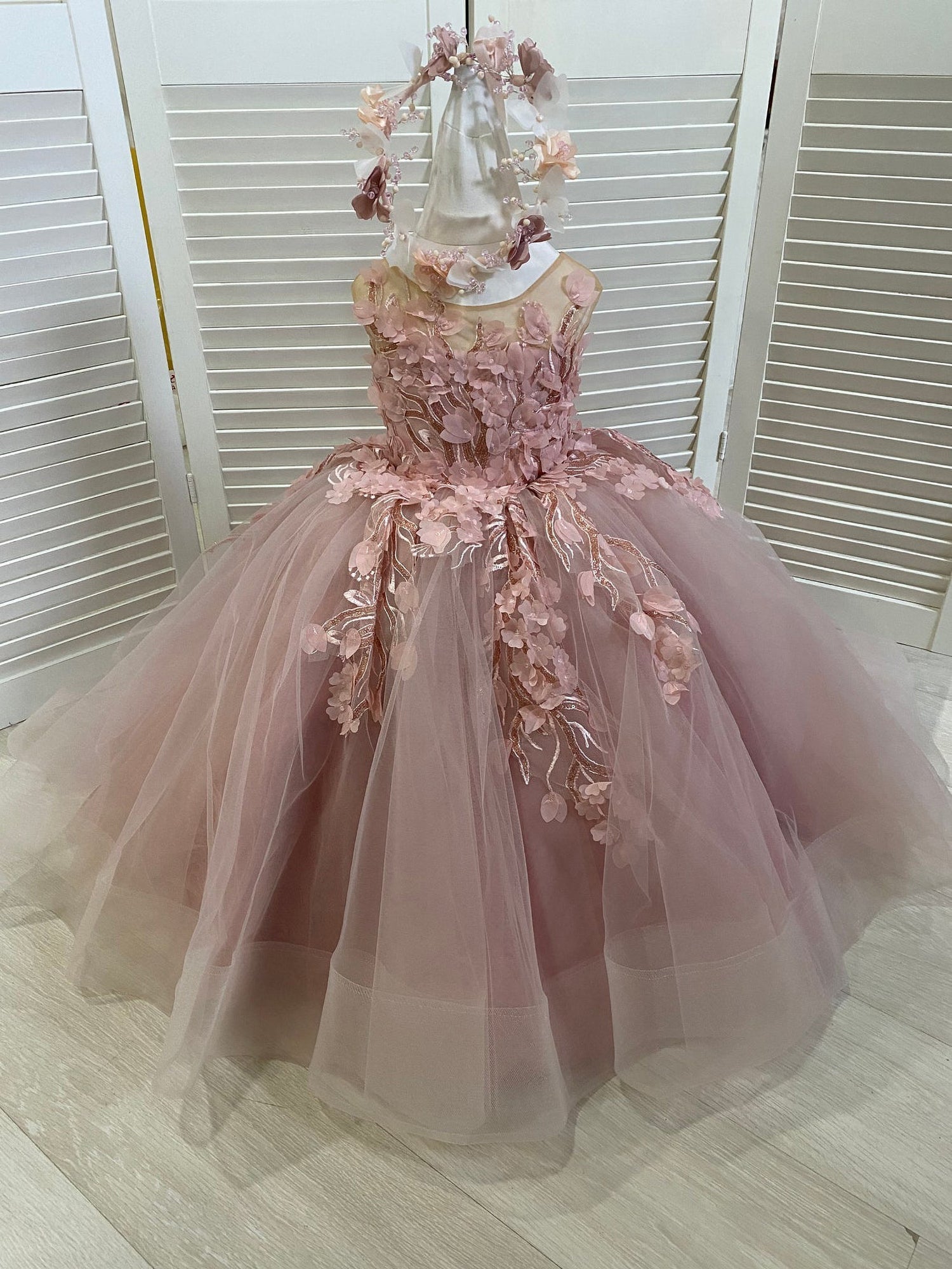 Lovely Sleeveless Ball Gown Flower Girls Dress With Appliques - Fashionpara