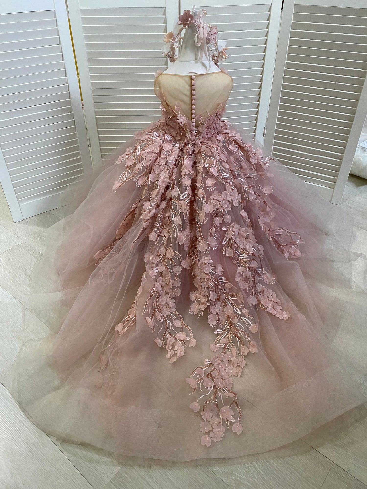 Lovely Sleeveless Ball Gown Flower Girls Dress With Appliques - Fashionpara