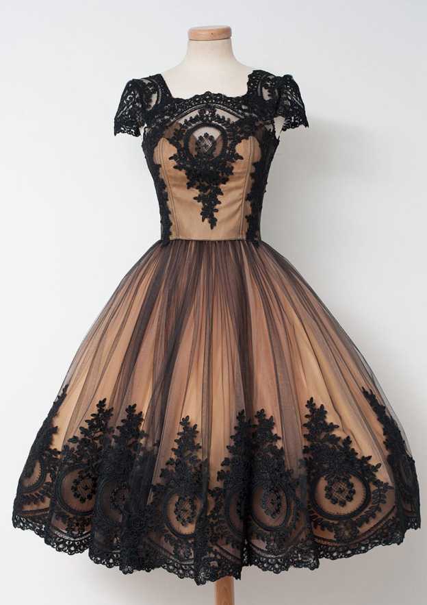 Stunning Tea-Length Homecoming Dress with Tulle & Appliques